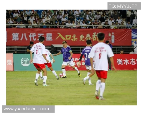 与足球明星亲密互动的精彩瞬间碰拳素材分享